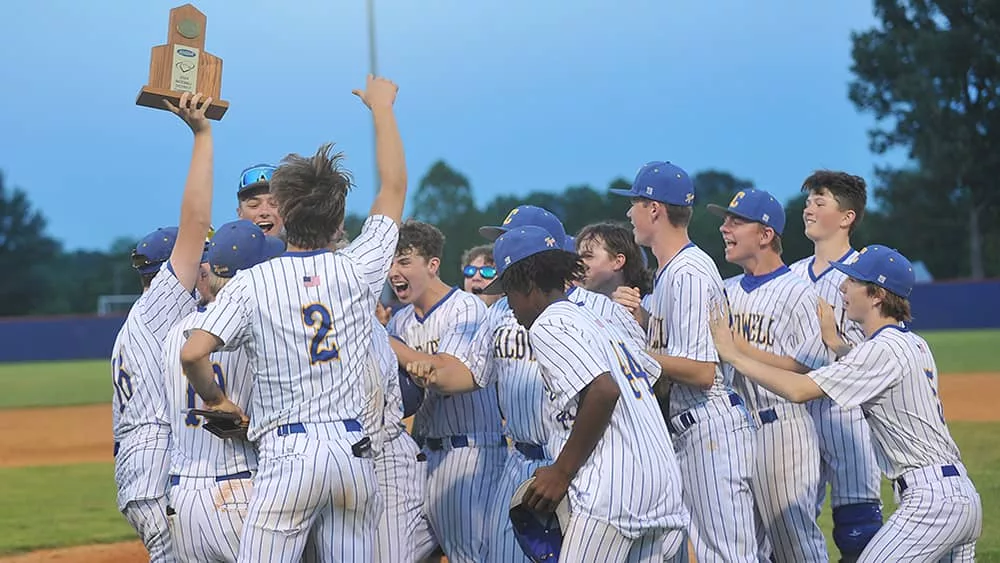 tigers-celebrate-with-district-trophy486915