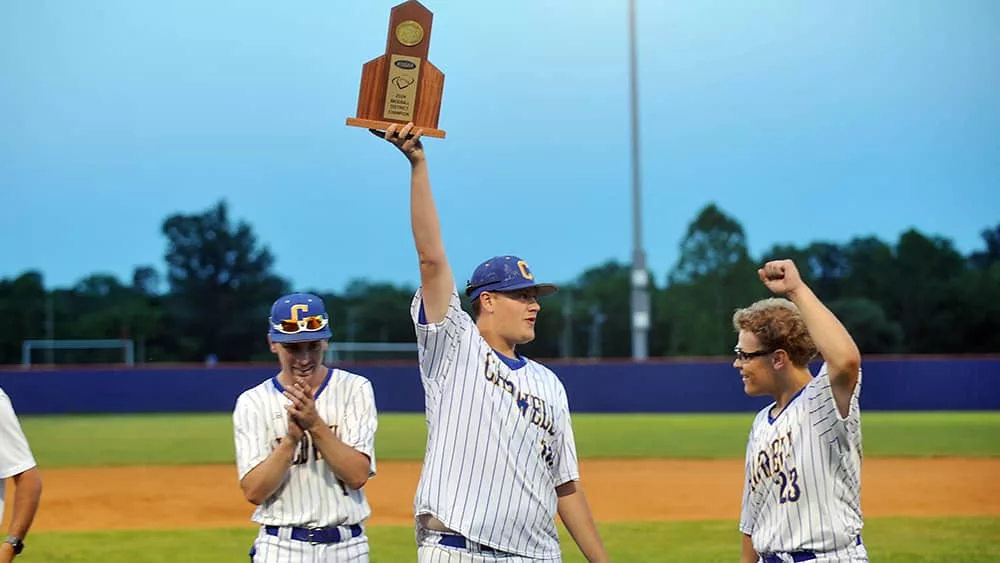 tigers-hold-up-district-trophy349293