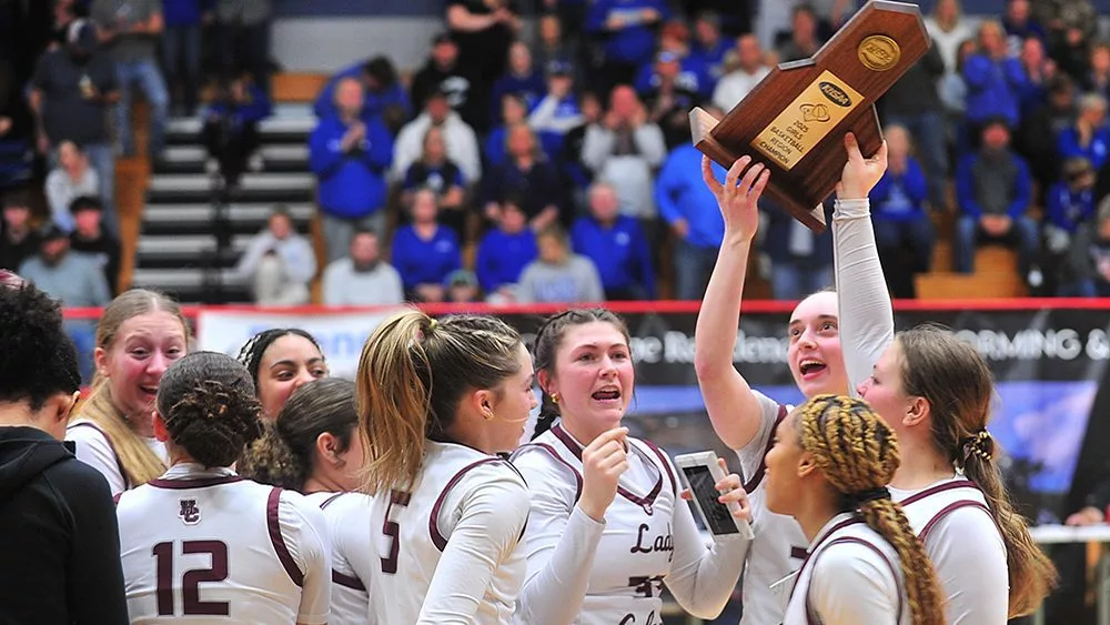 henderson-lady-colonels-with-trophy972599