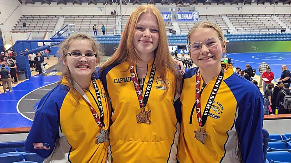 caldwell-medalists-at-sister-slam390196