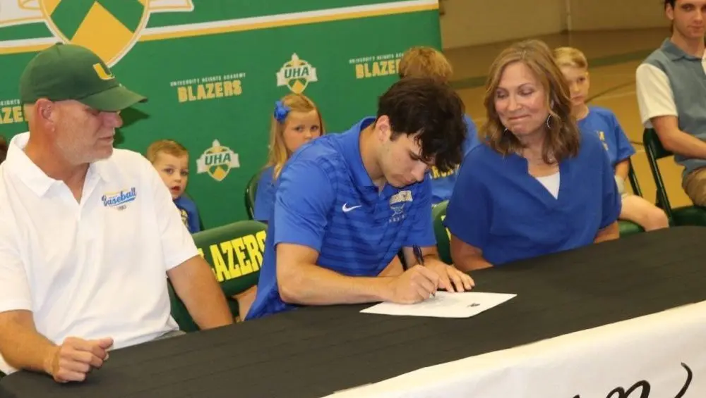 luckey-signing-33-e1778872342567445622