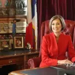 governor-reynolds-in-her-office