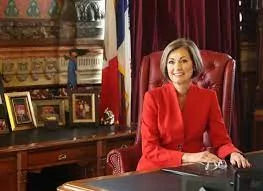 governor-reynolds-in-her-office