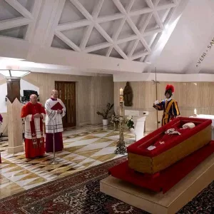 pope-francis-in-his-coffin-2