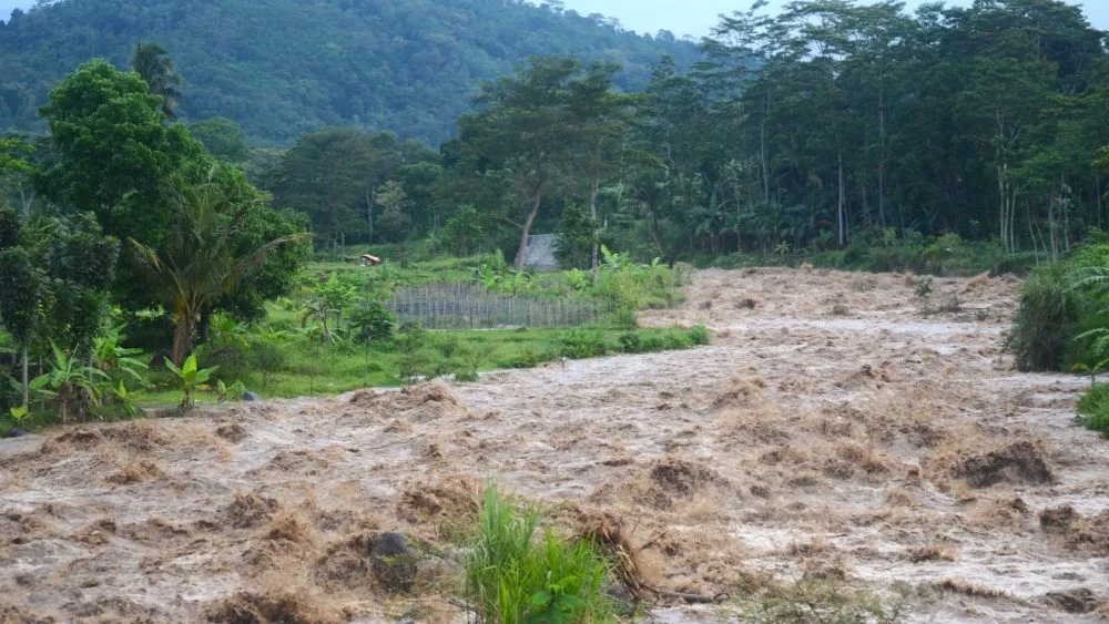 Flash floods that hit the lower plains with water mixed with mud