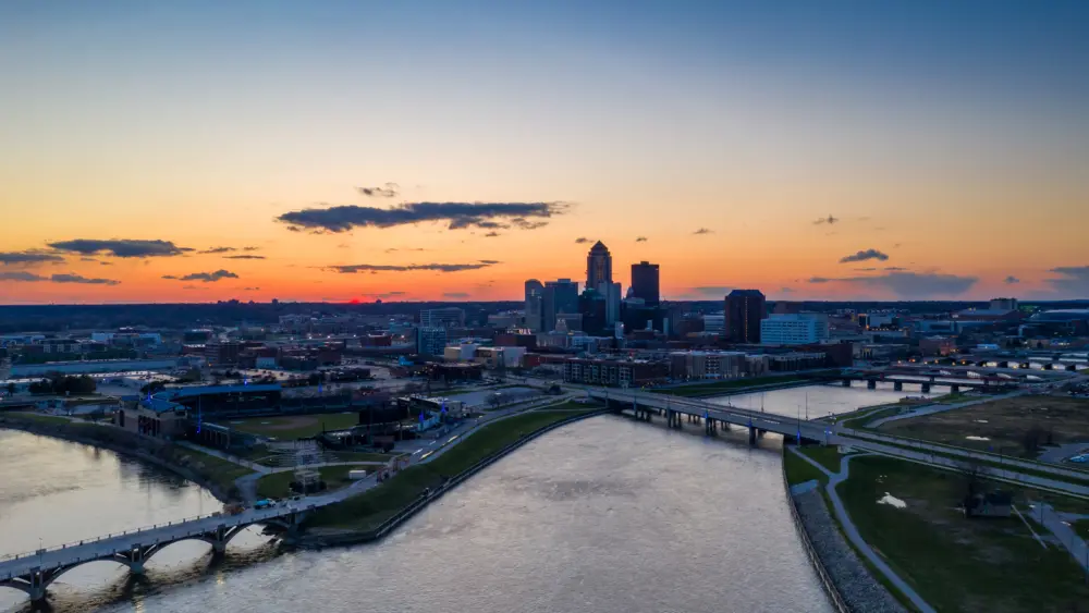 sunset-over-the-des-moines-skyline-and-the-confluence-of-the-des-moines-and-racoon-rivers