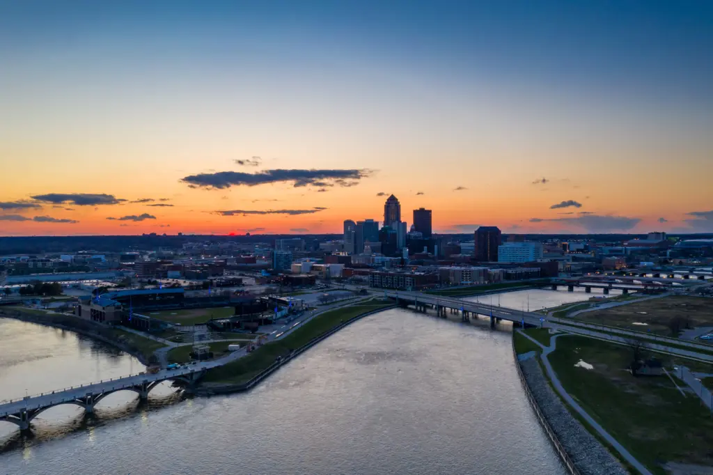 sunset-over-the-des-moines-skyline-and-the-confluence-of-the-des-moines-and-racoon-rivers