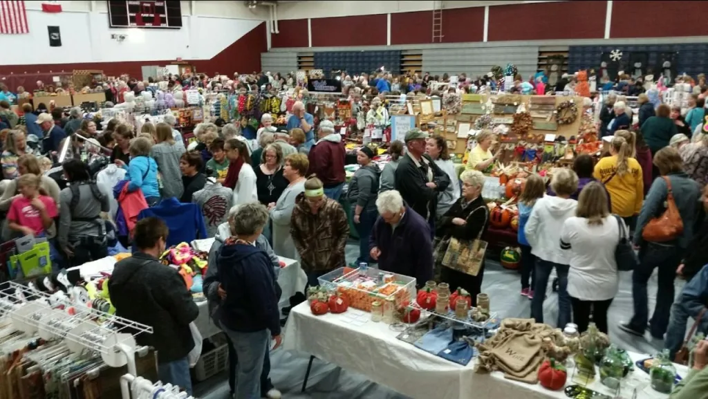 craft-expo-shoppers-2