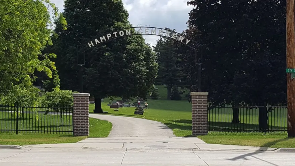 hampton-cemetery-walk