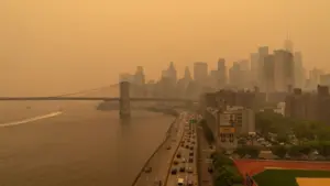 View on June 7^ 2023 of hazy New York city skylines during bad air quality because smoke of Canadian wildfires brought in by wind