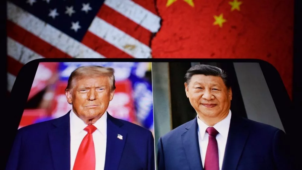 Photos of U.S. President Donald Trump and President of the People's Republic of China Xi Jinping appear on a smartphone screen. 11.04.2025. New York^ USA.