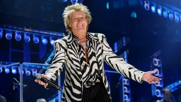 getty_rodstewartarmsout_052225627021