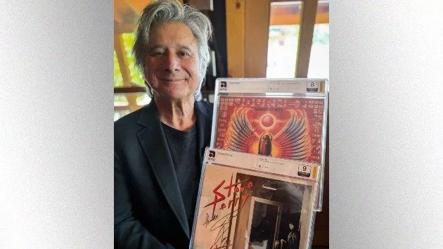 m_steveperrywithauctionitems_david20zonshine_060425655590