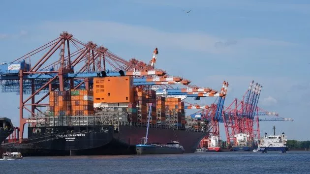 getty_cargoship_06052595396