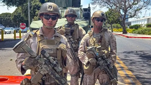getty_fedtroopsinla_0902253065
