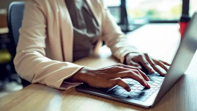 gettyrf_92122_blackwomanworking791556