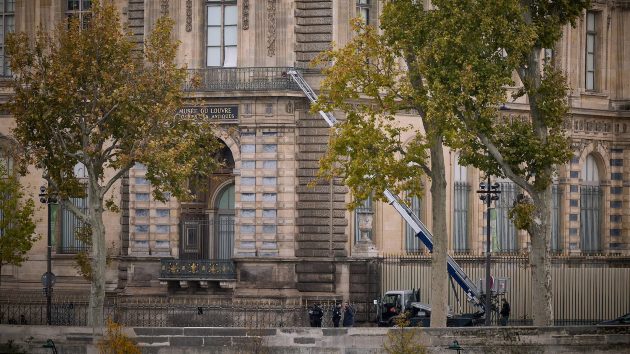 getty_louvre-heist-lift-02-gty-jef-251024_1761328096754_hpembed_3x2608637