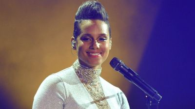 111214-celebs-alicia-keys-pregnant