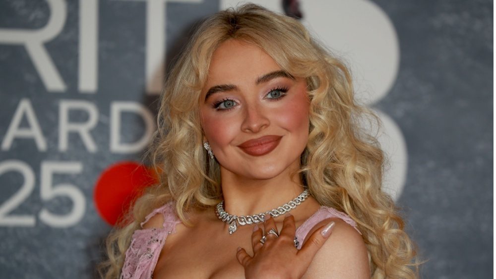 Sabrina carpenter joins fortnite universe for festival season 8 107