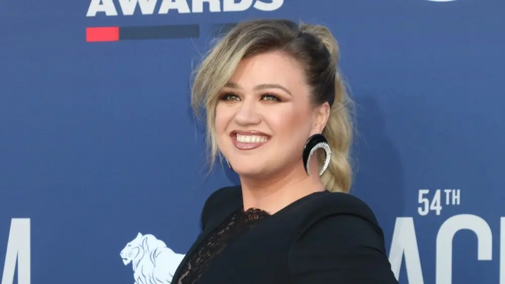 Take a listen to Kelly Clarkson’s new single ‘I’d Be Lyin’