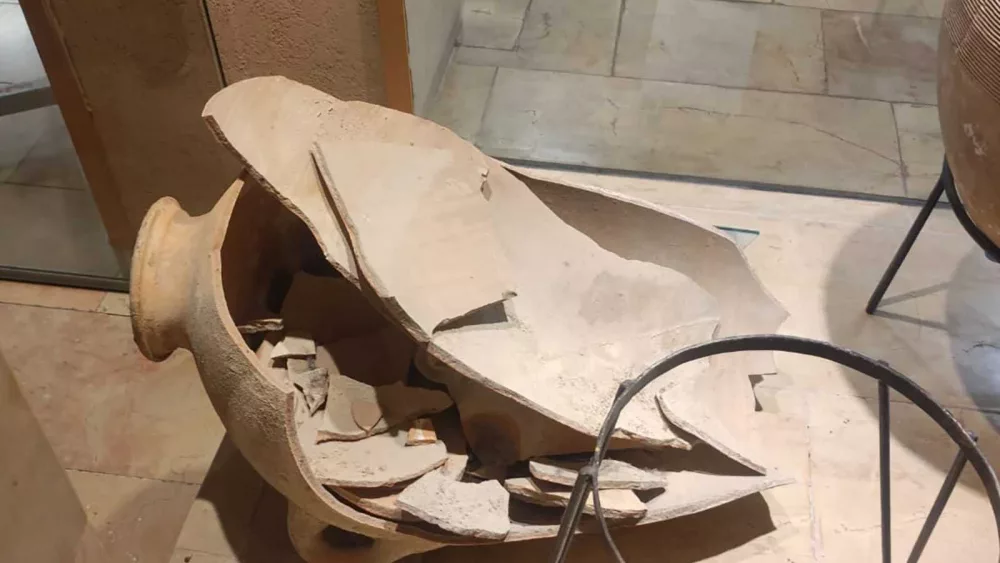 4-year-old accidentally shatters Bronze Age jar at museum