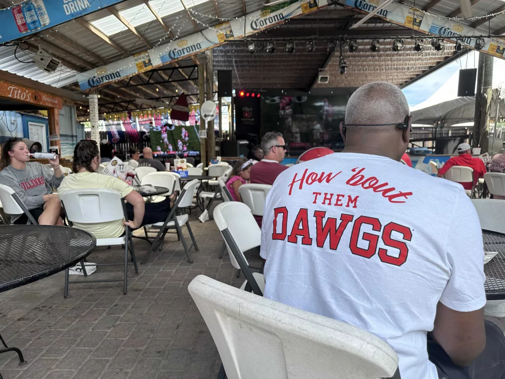 Restaurant fills up for first Georgia Bulldogs game of season