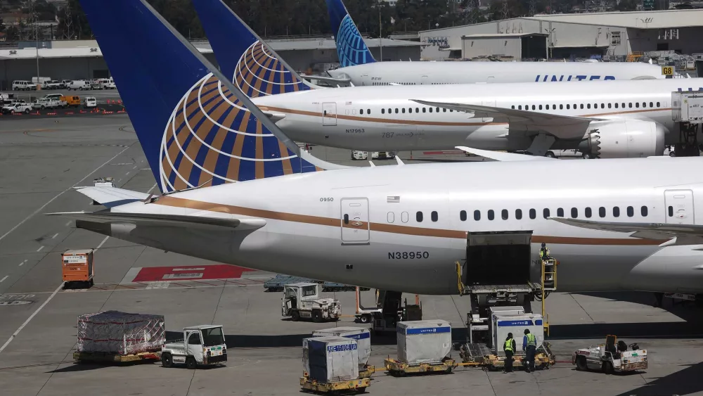 Two passengers injured on United flight after pilots respond to collision warning