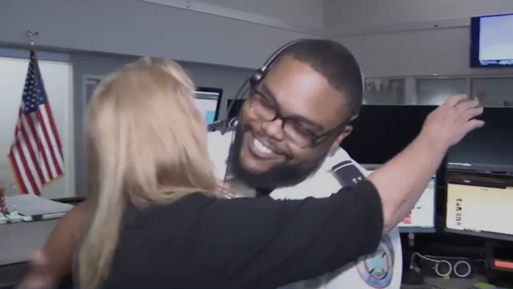 911 dispatcher guides woman through lifesaving rescue