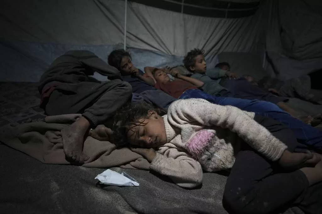 UN halts aid shipments through Gaza's main crossing after looting. It blames the crisis on Israel