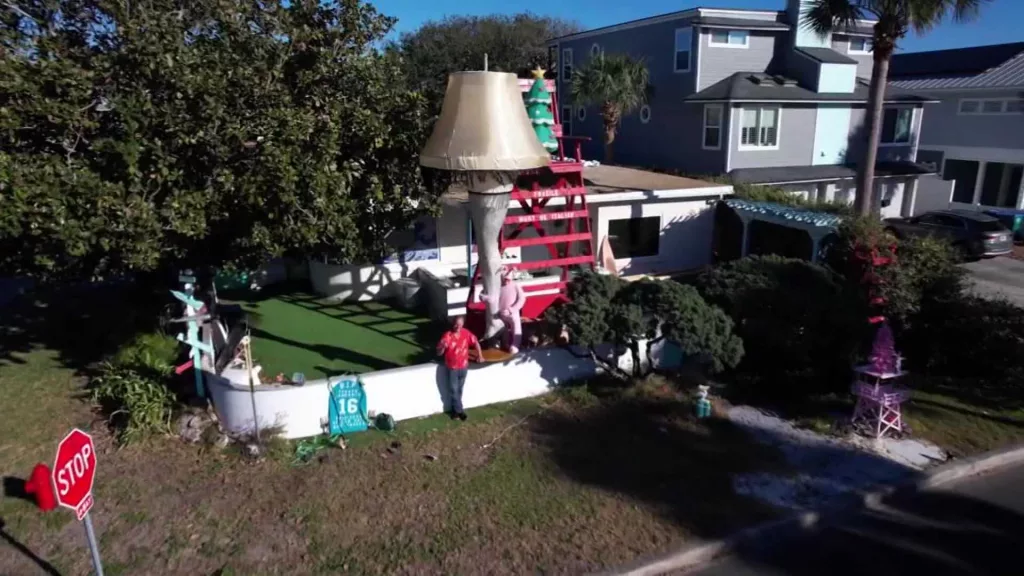 Florida man decorates his yard with a giant replica of the lamp from "A Christmas Story"
