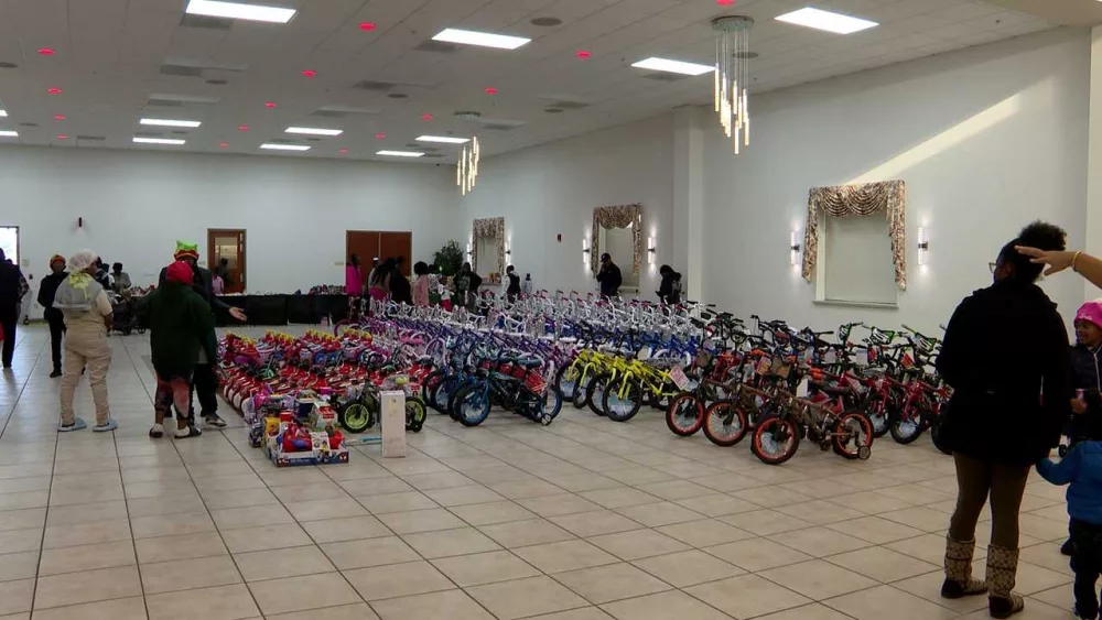 International Longshoremen's Association Local 1414 host toy giveaway