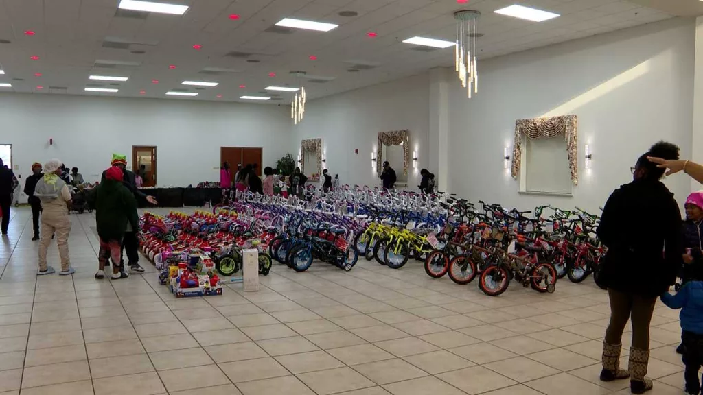 International Longshoremen's Association Local 1414 host toy giveaway