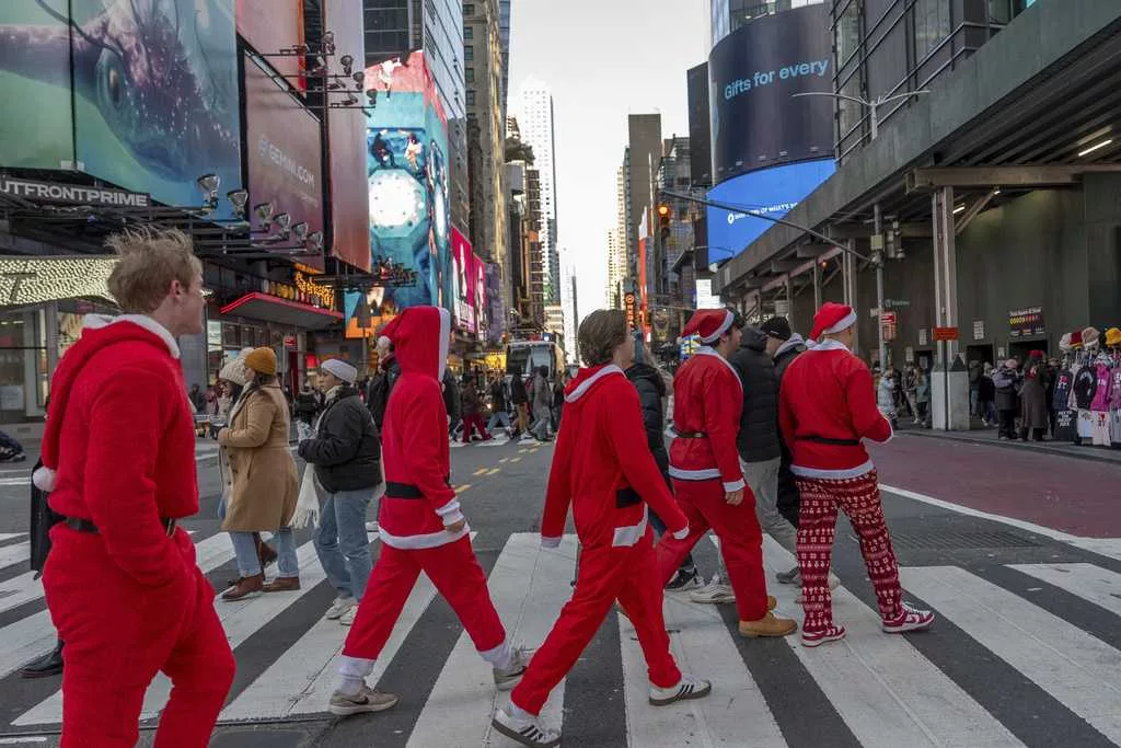 Thousands of Santas hit the streets for annual SantaCon bar crawls