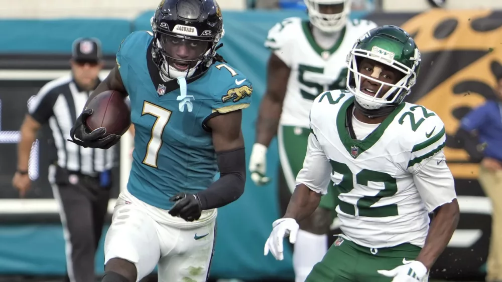 Vintage performance by Davante Adams and Aaron Rodgers carry Jets past defenseless Jaguars 32-25