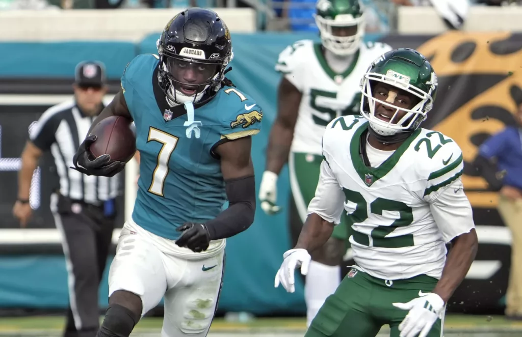 Vintage performance by Davante Adams and Aaron Rodgers carry Jets past defenseless Jaguars 32-25