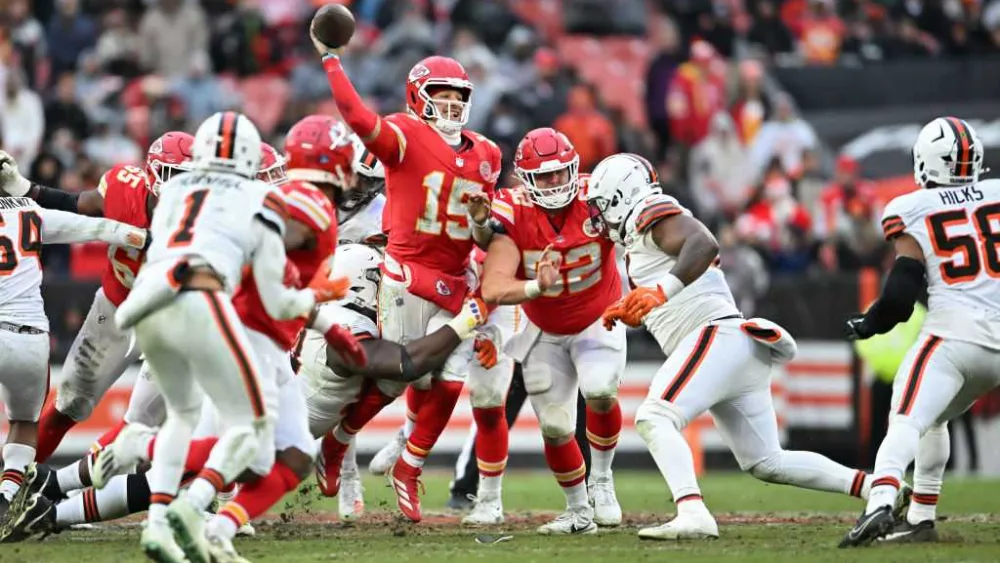 Patrick Mahomes sustains high-ankle sprain in Chiefs win