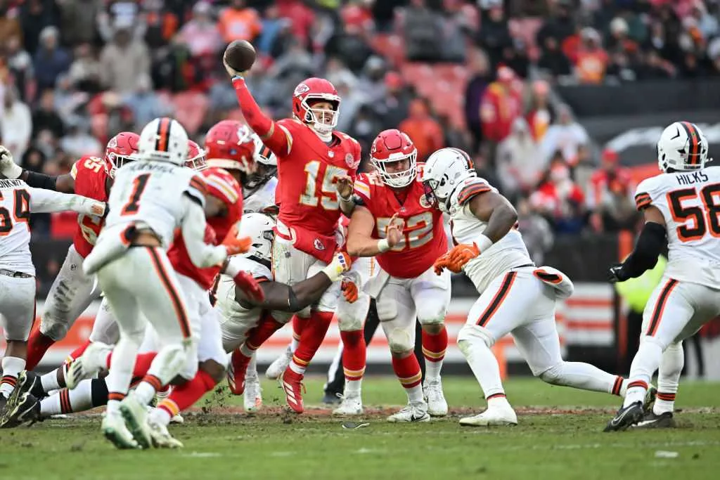 Patrick Mahomes sustains high-ankle sprain in Chiefs win