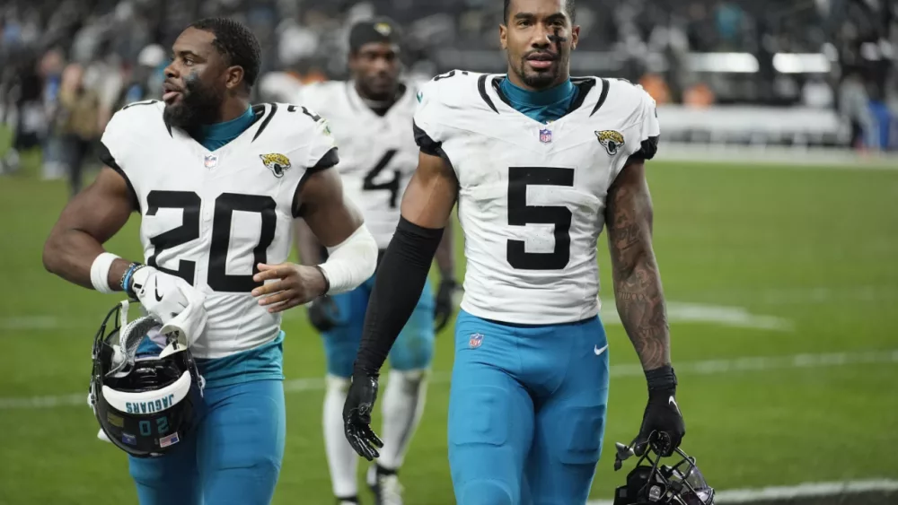 Raiders snap 10-game skid with 19-14 win over Jaguars