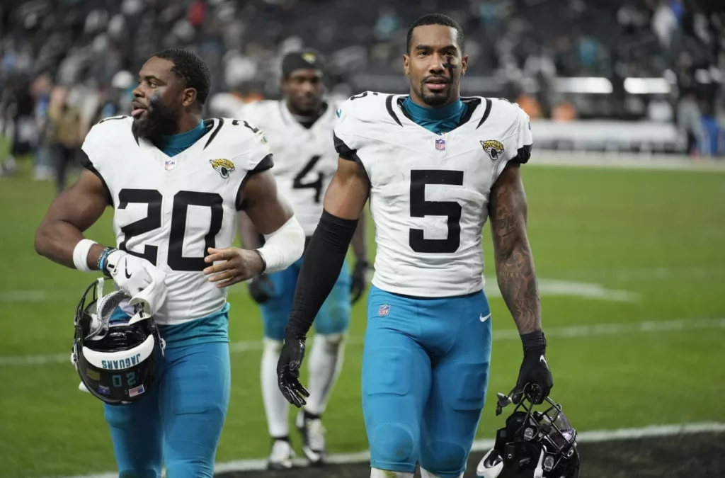 Raiders snap 10-game skid with 19-14 win over Jaguars