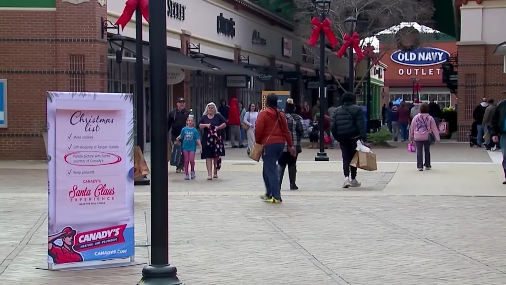 Tanger Outlets in Pooler sees steady stream of last-minute holiday shoppers
