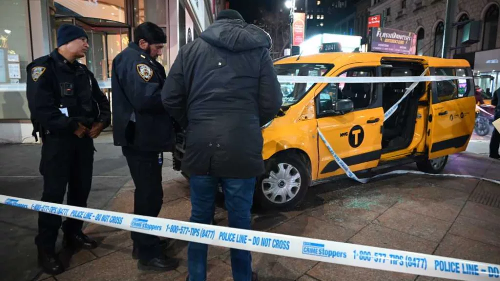 New York taxi jumps sidewalk outside Macy's on Christmas Day, injuring 7