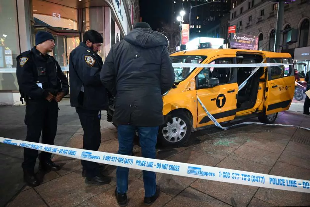 New York taxi jumps sidewalk outside Macy's on Christmas Day, injuring 7