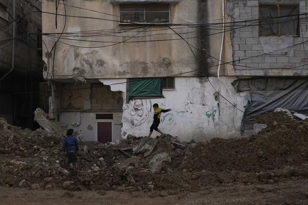 Israeli military announces new strikes against Houthi rebels in Yemen's capital and ports