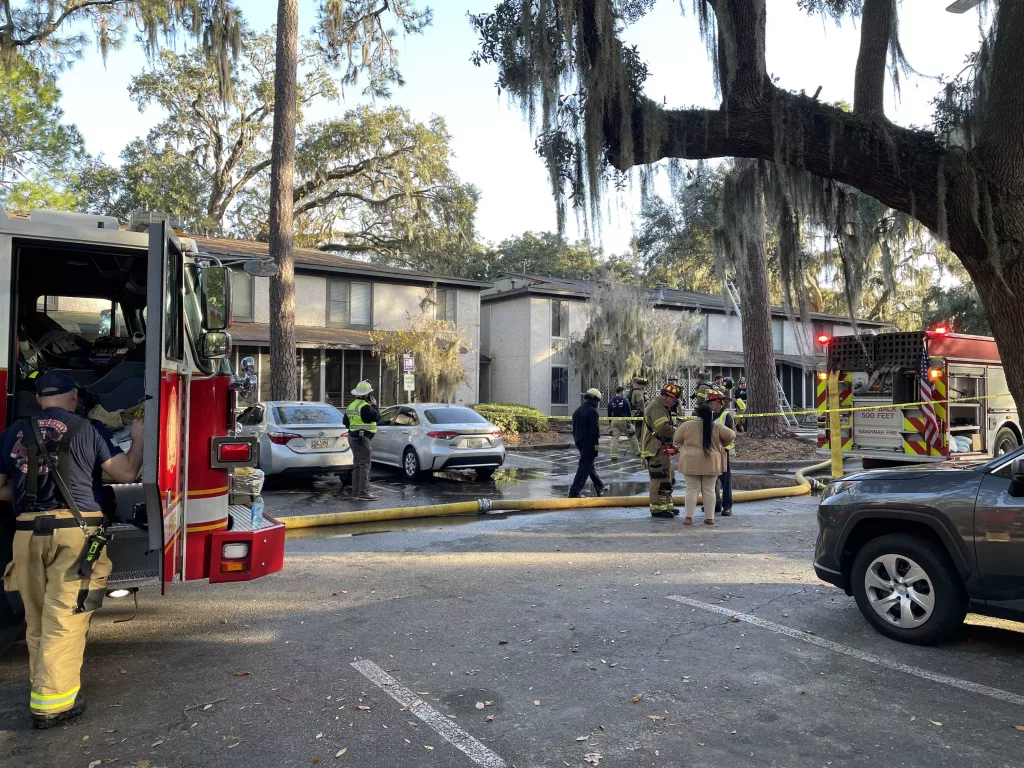 Savannah firefighters battling apartment blaze, 4 displaced