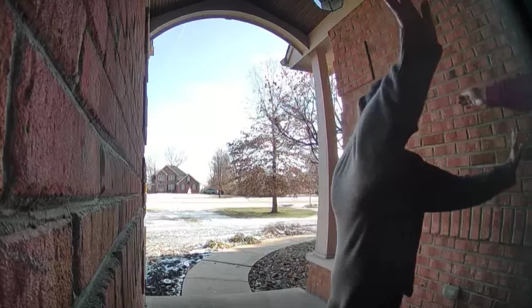 Viral video shows delivery driver receiving massive holiday tip