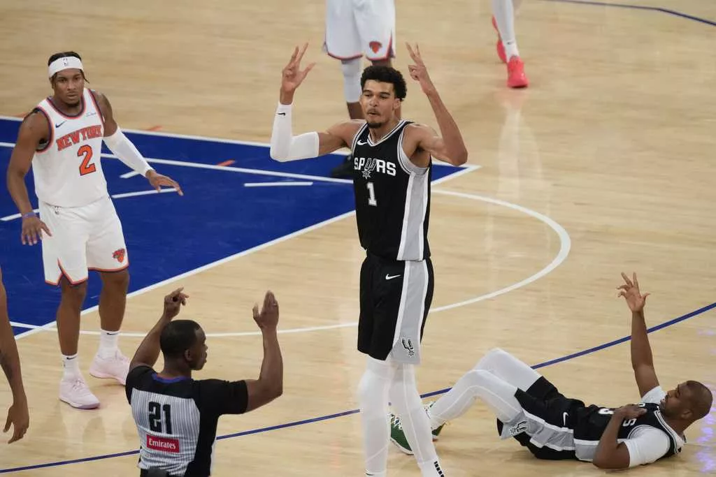 Victor Wembanyama plays 1-on-1 chess with fans in New York