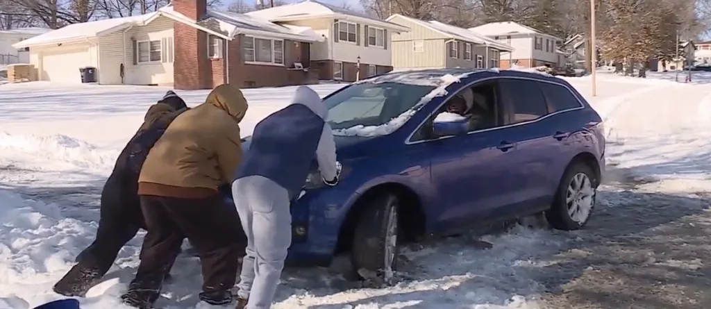 News We Love: Strangers help strangers dig out after blizzard
