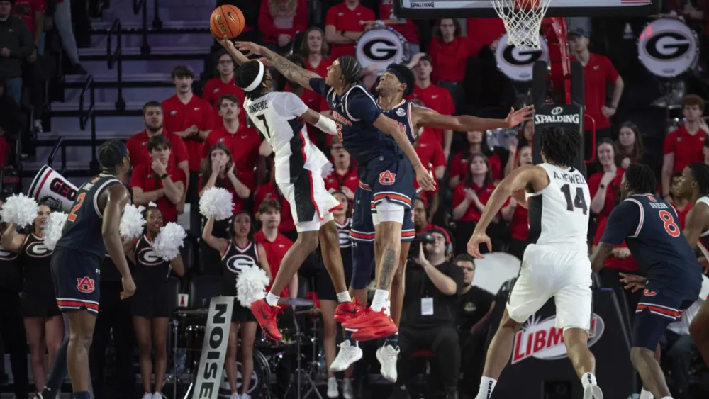 No. 1 Auburn escapes No. 23 Georgia with 70-68 win