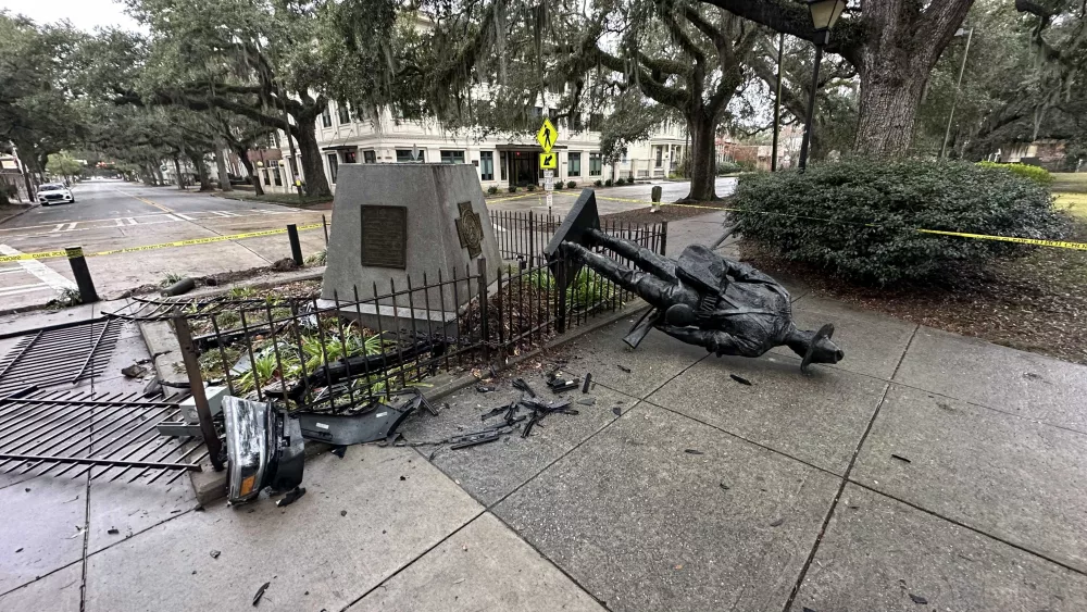 Forsyth Park statue toppled over; pictures show extensive damage to the monument