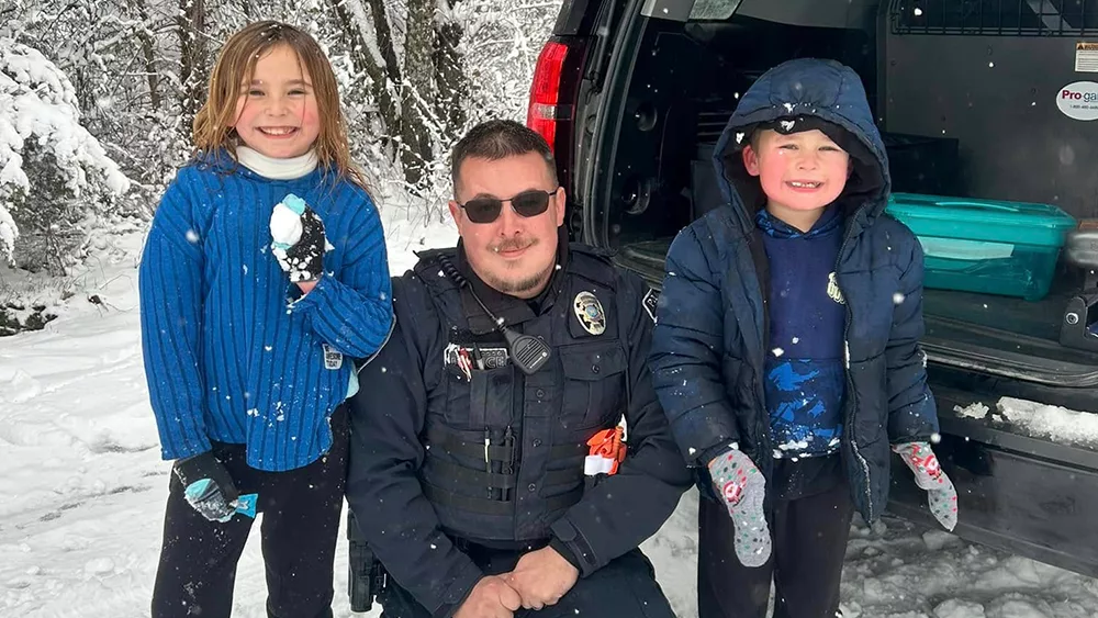 'Went above and beyond': Police officer makes kids' day with snowball fight